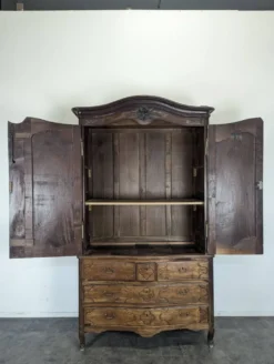 Armoire Louis XV en chêne à chapeau de gendarme et quatre tiroirs