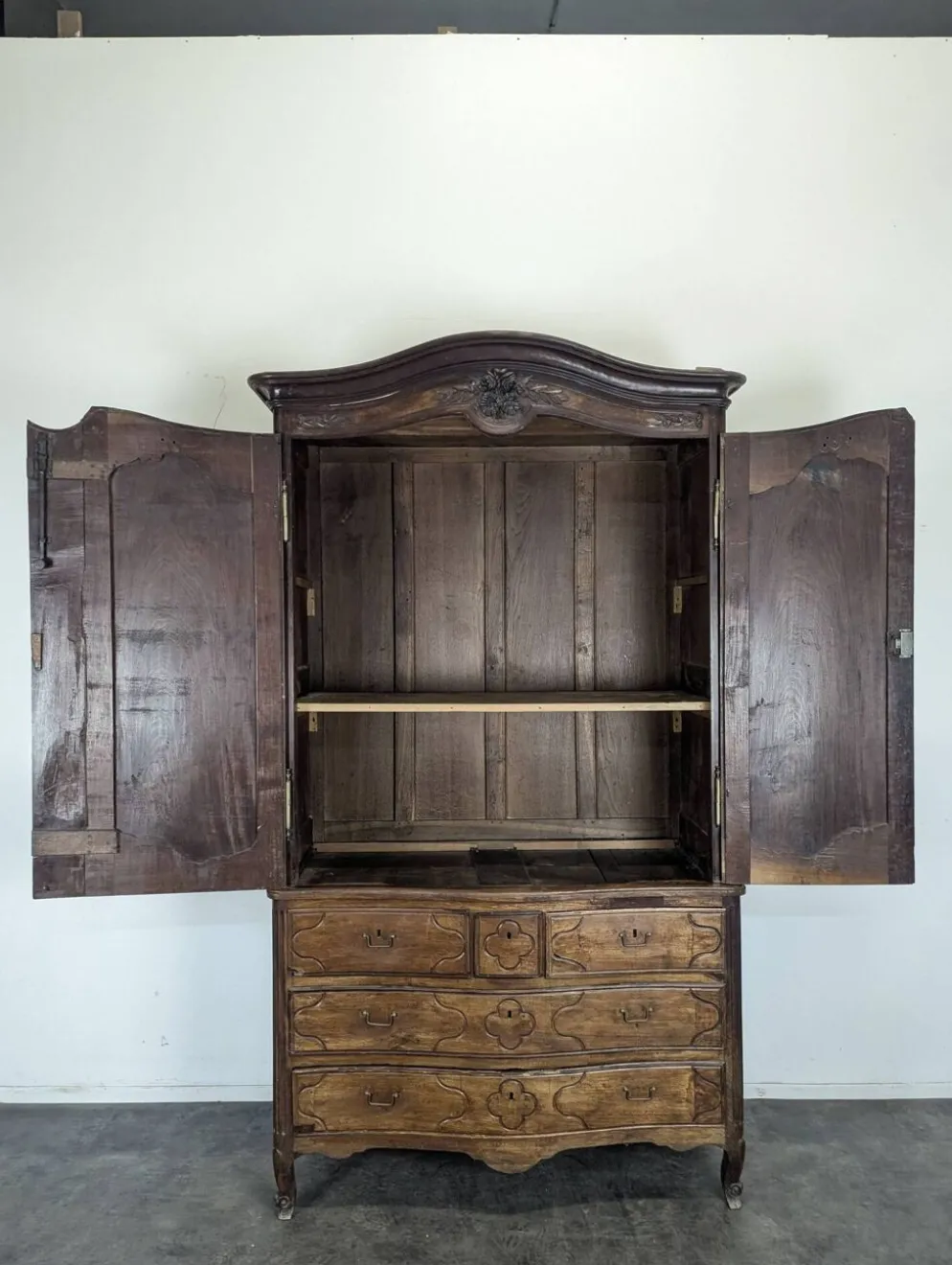 Armoire Louis XV en chêne à chapeau de gendarme et quatre tiroirs