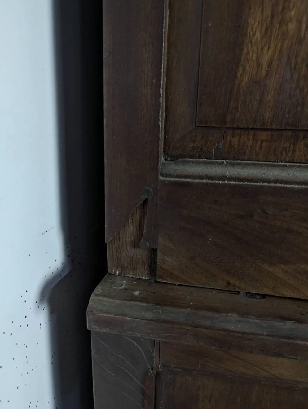 Armoire Louis XV en chêne à chapeau de gendarme et quatre tiroirs