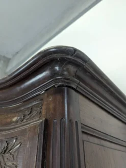 Armoire Louis XV en chêne à chapeau de gendarme et quatre tiroirs