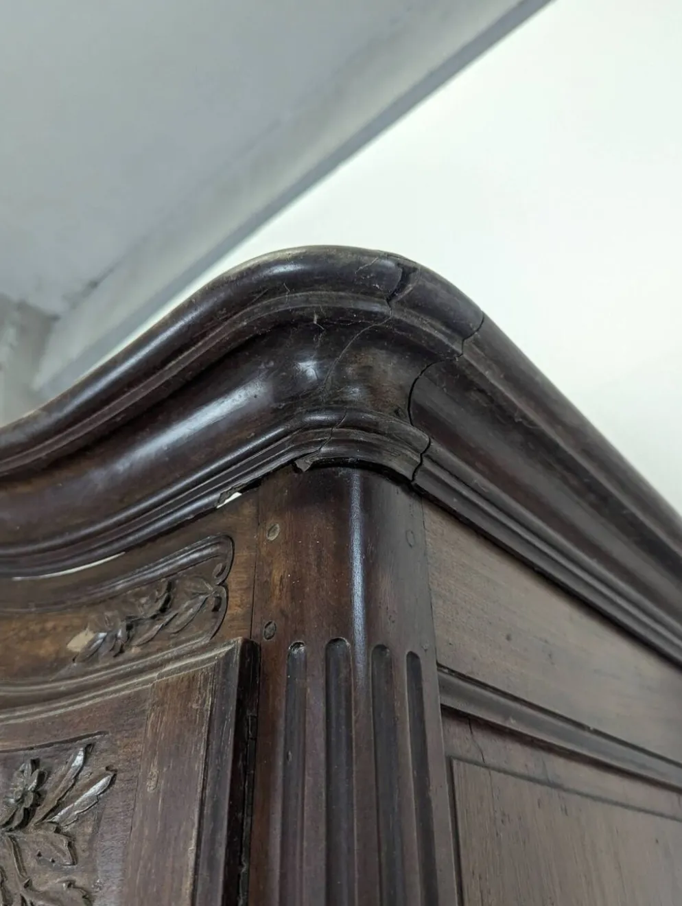 Armoire Louis XV en chêne à chapeau de gendarme et quatre tiroirs