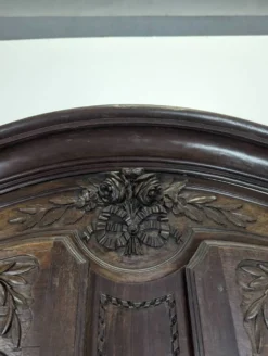Armoire Louis XV en chêne à chapeau de gendarme et quatre tiroirs