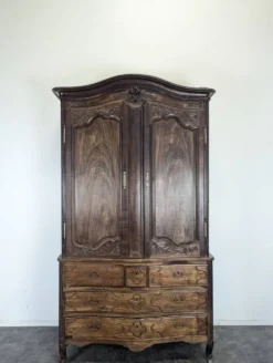 Armoire Louis XV en chêne à chapeau de gendarme et quatre tiroirs