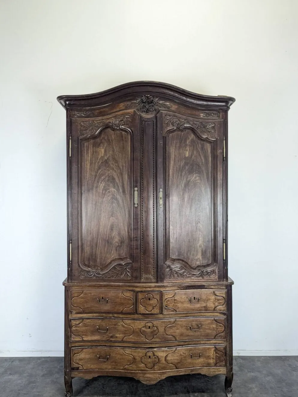 Armoire Louis XV en chêne à chapeau de gendarme et quatre tiroirs