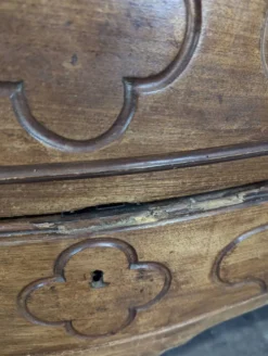 Armoire Louis XV en chêne à chapeau de gendarme et quatre tiroirs
