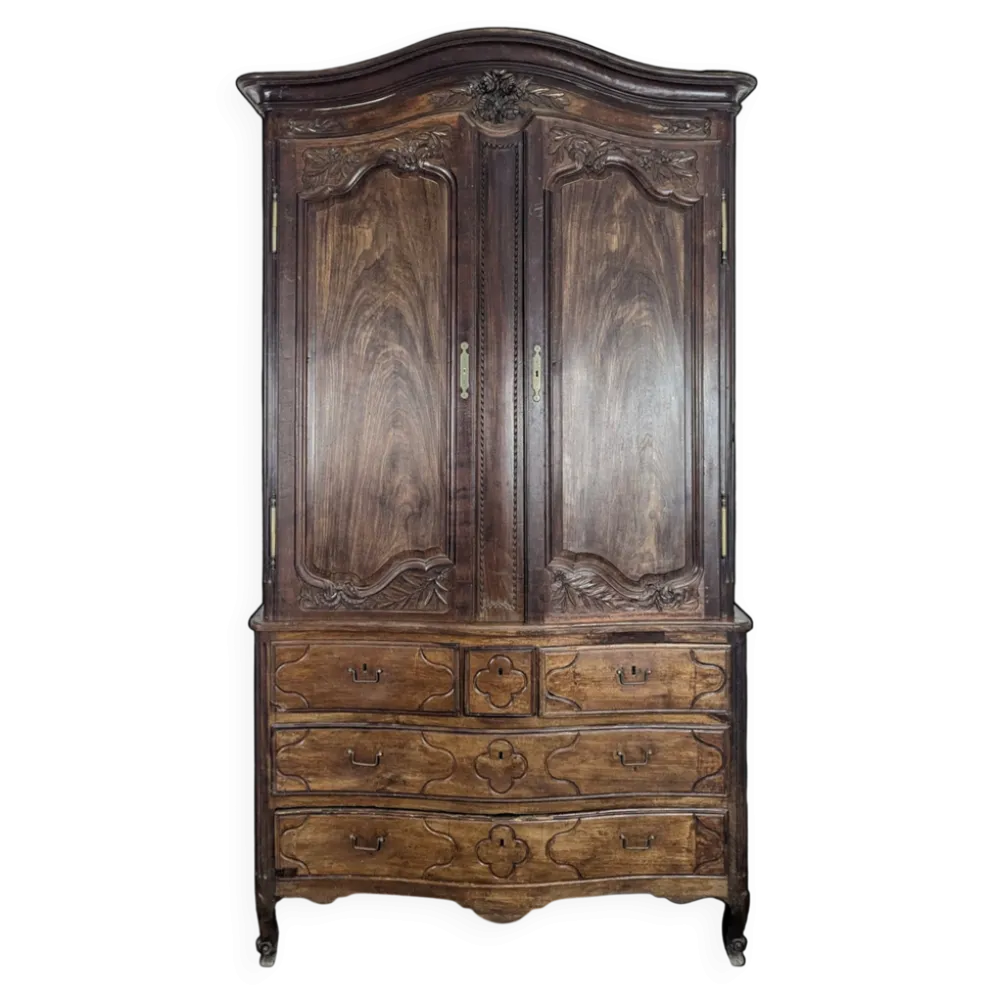 Armoire Louis XV en chêne à chapeau de gendarme et quatre tiroirs