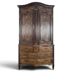 Armoire Louis XV en chêne à chapeau de gendarme et quatre tiroirs