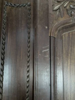 Armoire Louis XV en chêne à chapeau de gendarme et quatre tiroirs