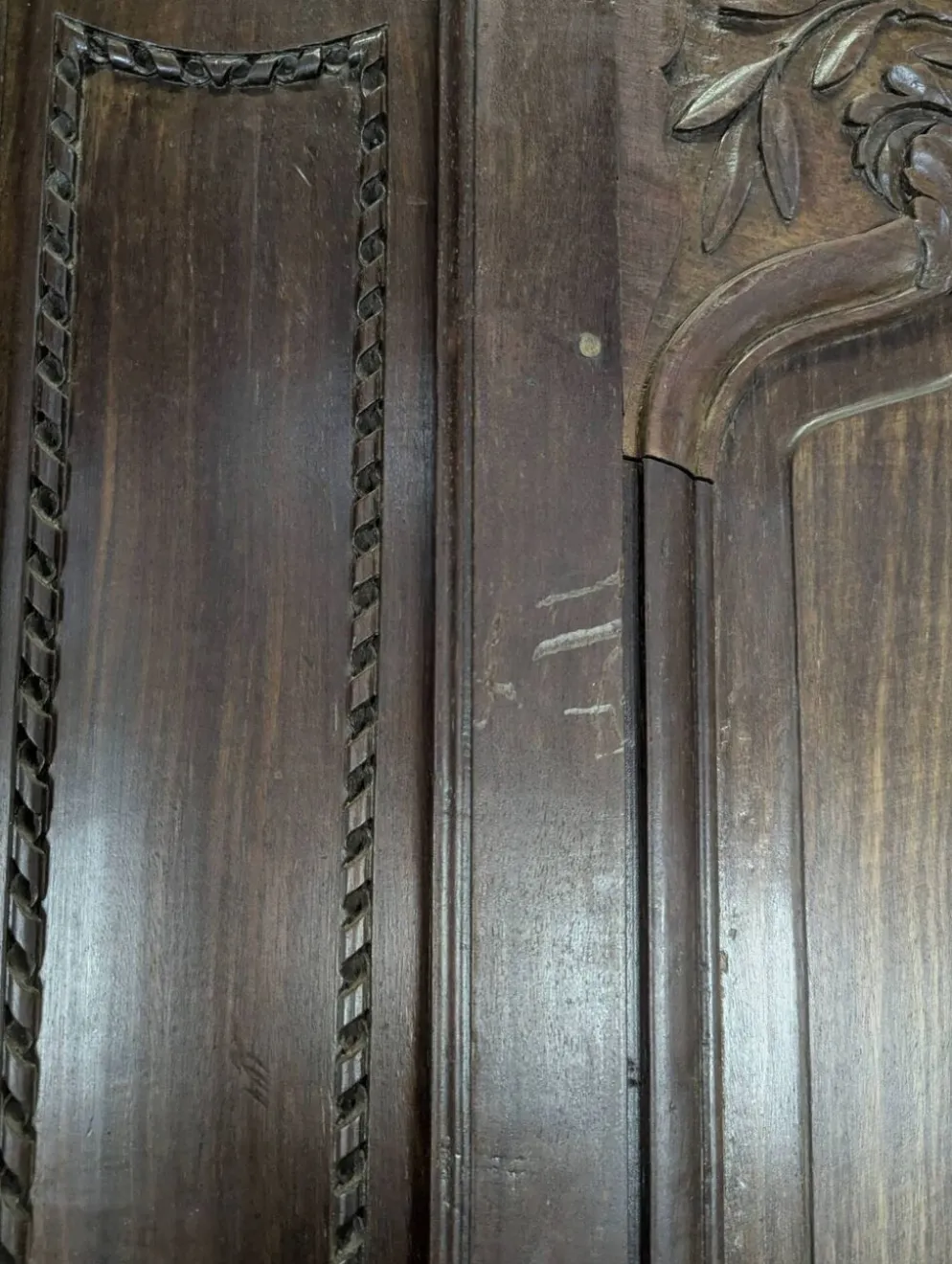 Armoire Louis XV en chêne à chapeau de gendarme et quatre tiroirs
