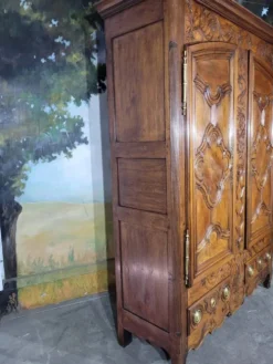 Armoire Louis XV en noyer et chêne