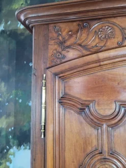 Armoire Louis XV en noyer et chêne