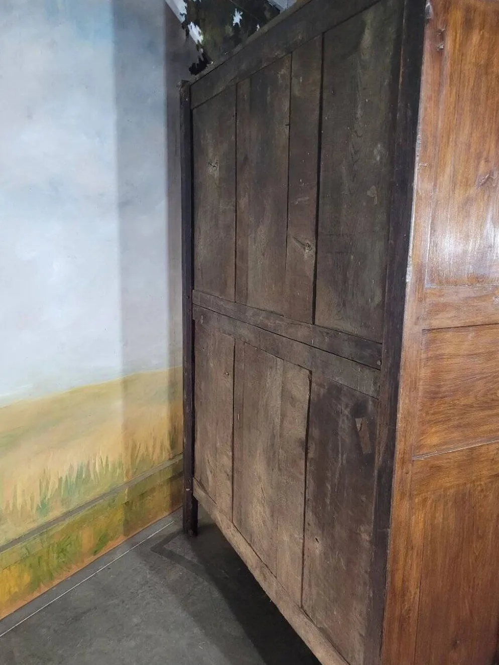 Armoire Louis XV en noyer et chêne