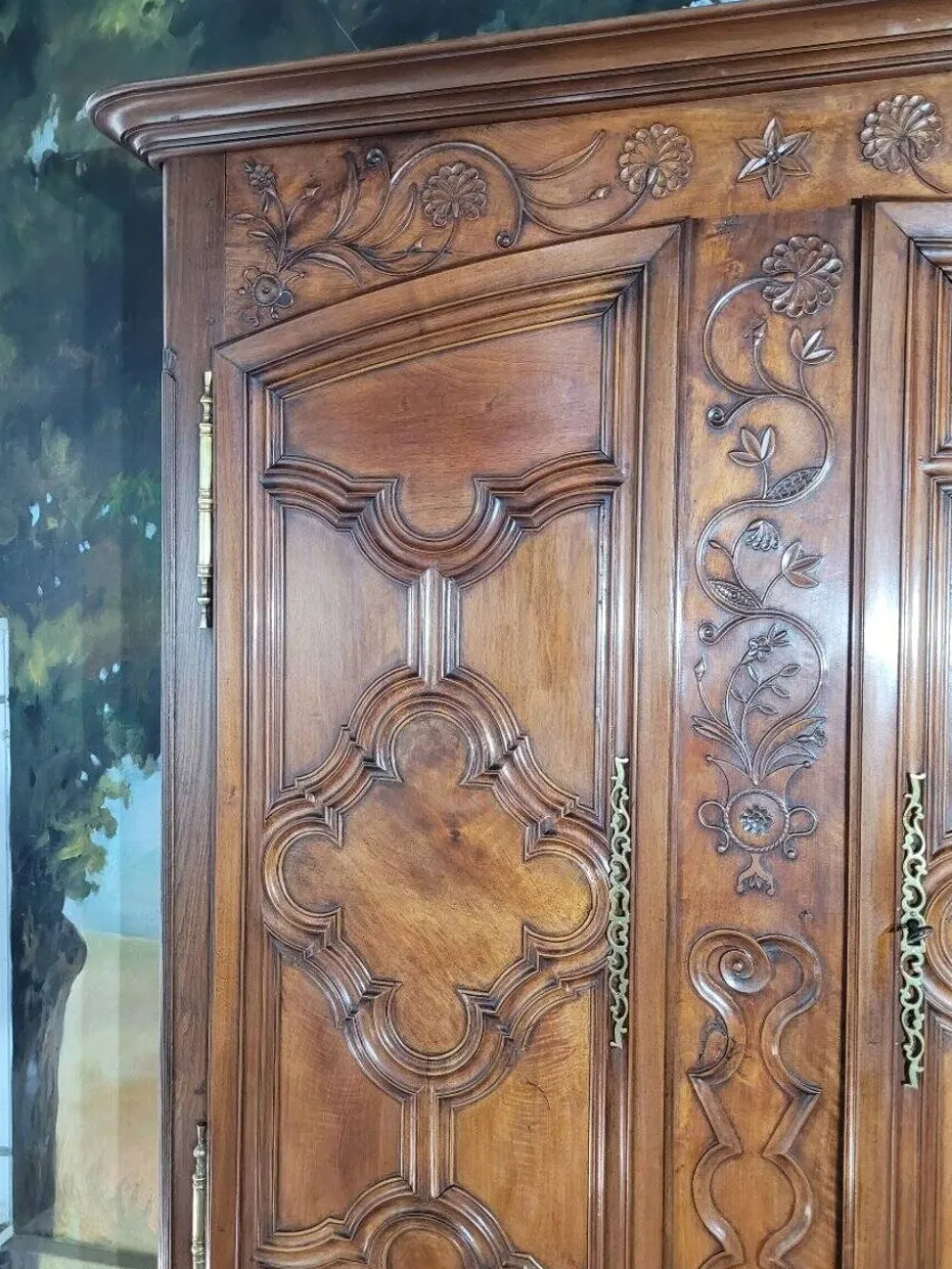 Armoire Louis XV en noyer et chêne