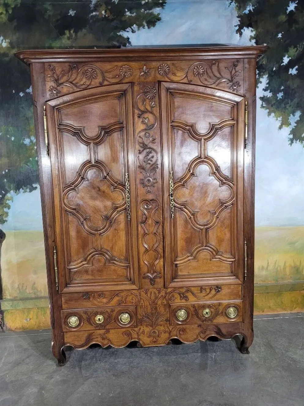 Armoire Louis XV en noyer et chêne