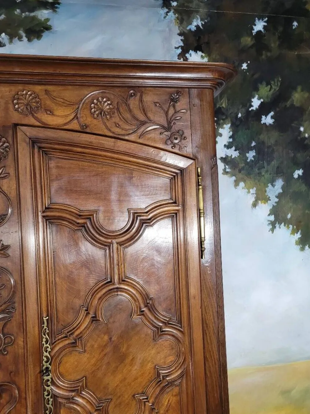 Armoire Louis XV en noyer et chêne
