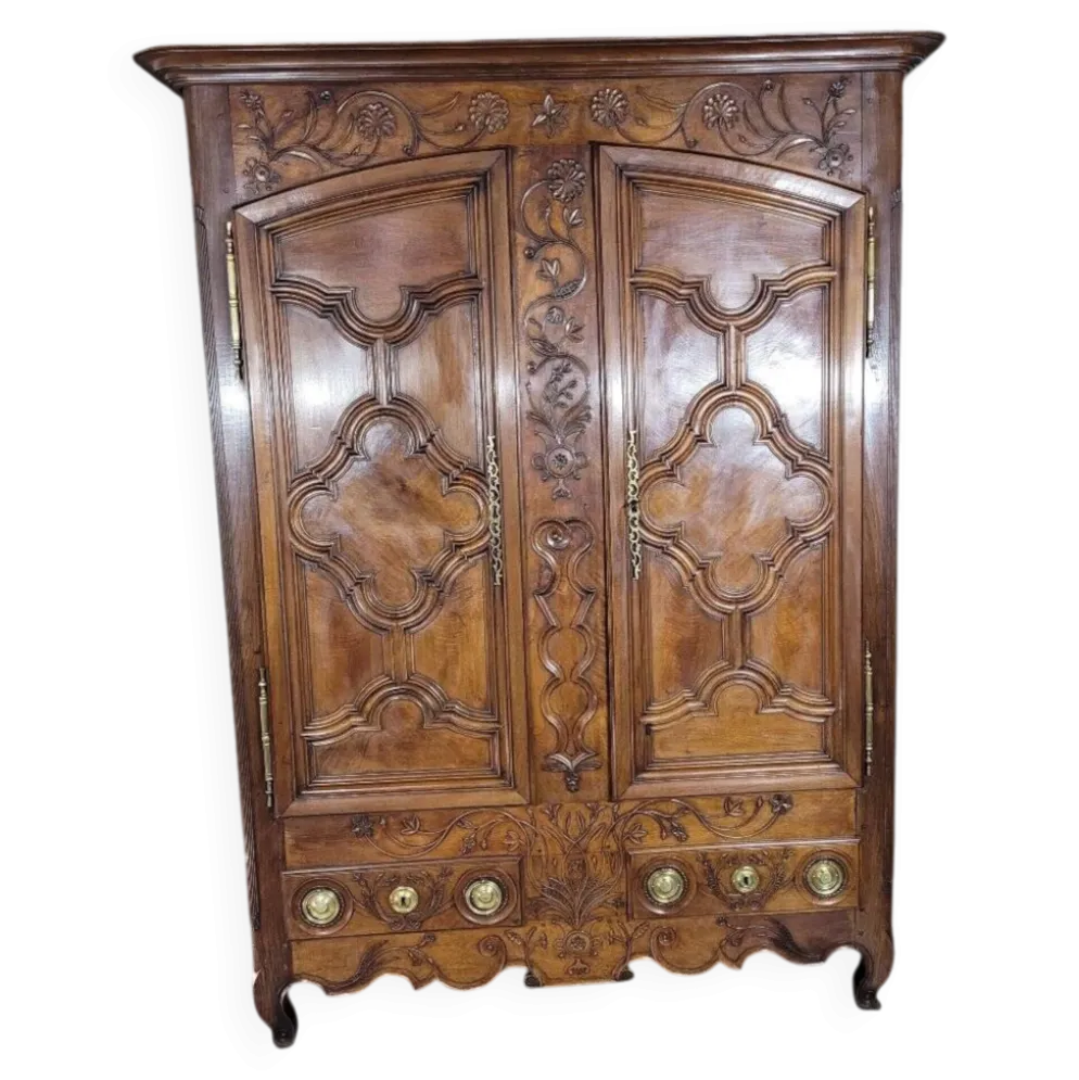 Armoire Louis XV en noyer et chêne