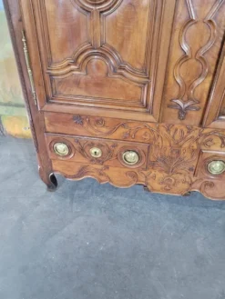 Armoire Louis XV en noyer et chêne