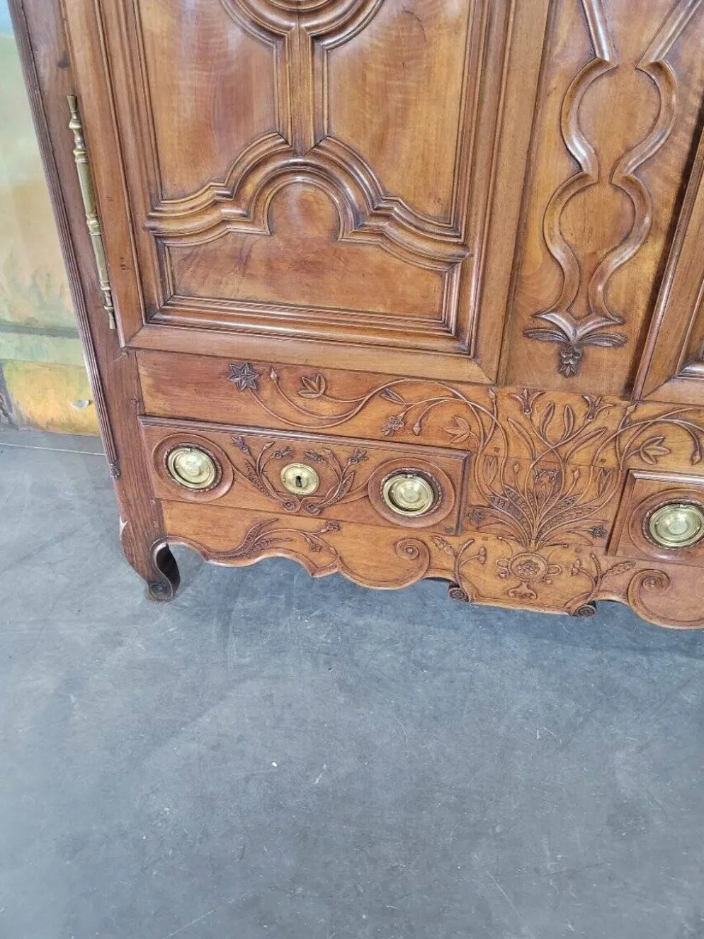 Armoire Louis XV en noyer et chêne