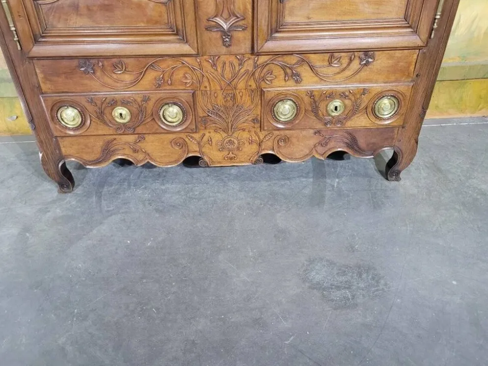 Armoire Louis XV en noyer et chêne