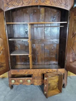 Armoire Louis XV en noyer et chêne