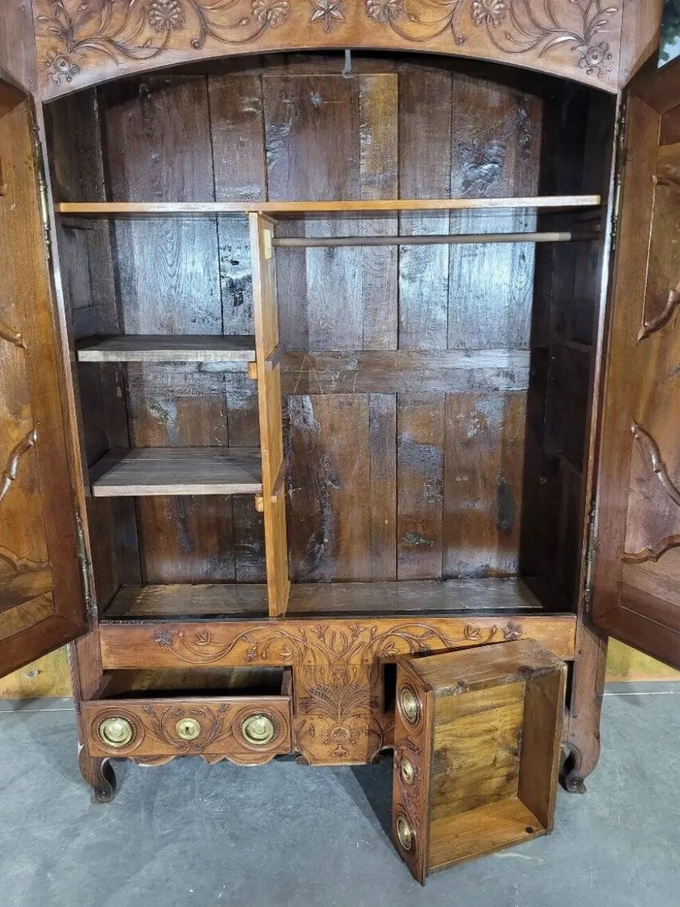Armoire Louis XV en noyer et chêne