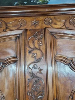 Armoire Louis XV en noyer et chêne