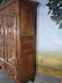 Armoire Louis XV en noyer et chêne