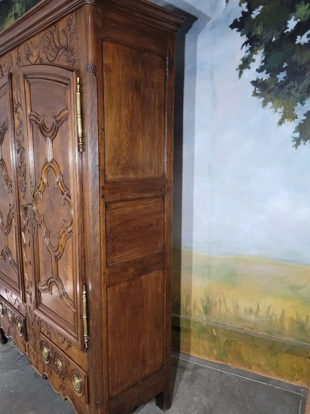 Armoire Louis XV en noyer et chêne