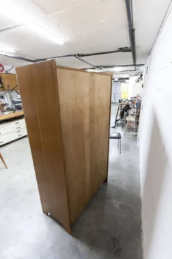 Armoire 1950 Mid-Century Modern en chêne 2 portes, 2 tiroirs