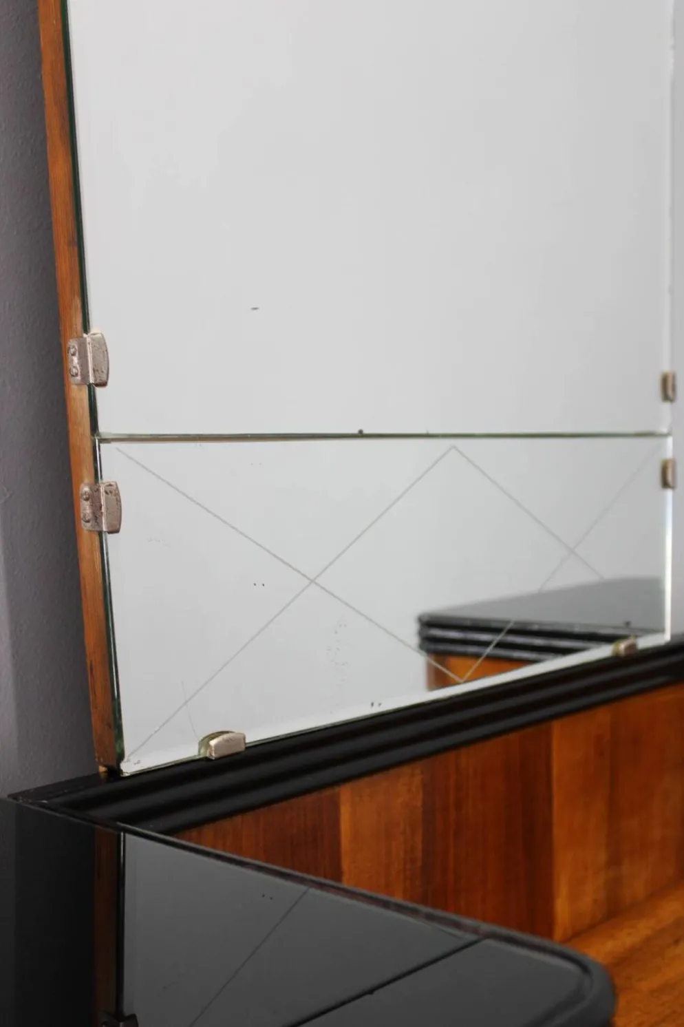 Armoire à miroir Art déco italienne des années 1940 en finition noyer