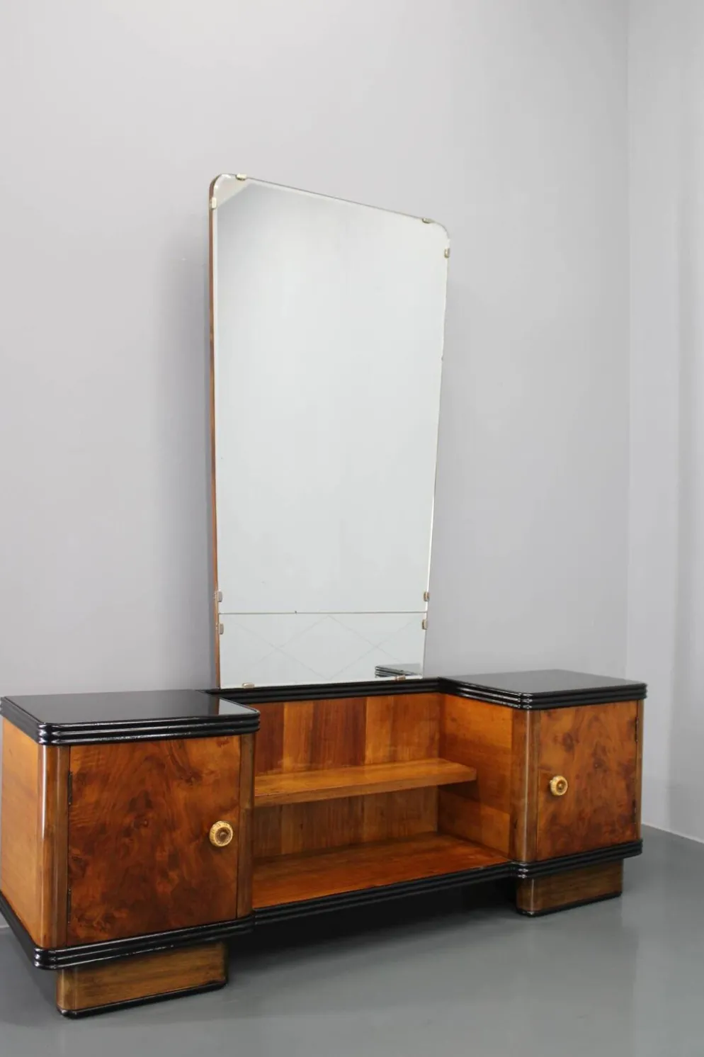 Armoire à miroir Art déco italienne des années 1940 en finition noyer