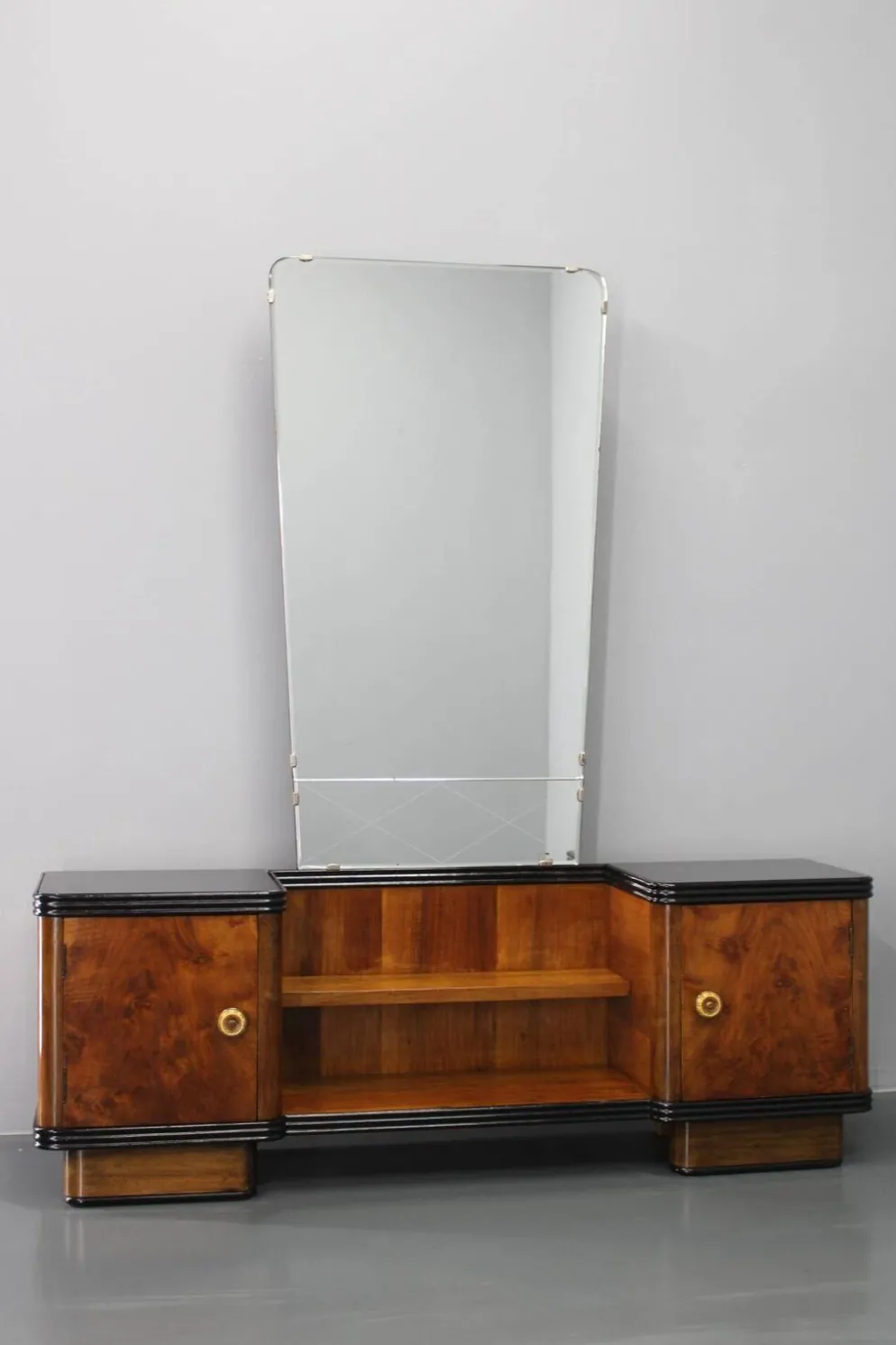 Armoire à miroir Art déco italienne des années 1940 en finition noyer