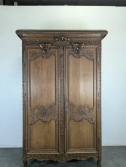 Armoire normande en chêne sculpté au panier fleuri XIXe