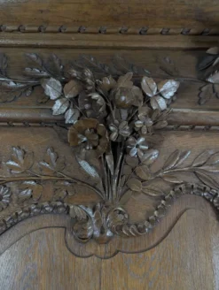 Armoire normande en chêne sculpté au panier fleuri XIXe