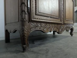 Armoire normande en chêne sculpté au panier fleuri XIXe
