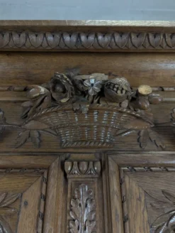 Armoire normande en chêne sculpté au panier fleuri XIXe
