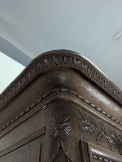 Armoire normande en chêne sculpté au panier fleuri XIXe