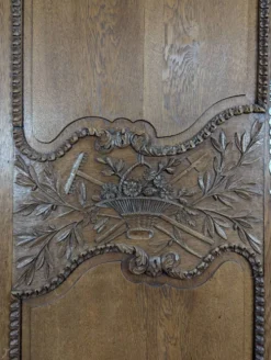 Armoire normande en chêne sculpté au panier fleuri XIXe