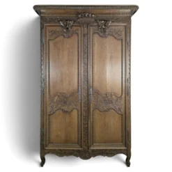 Armoire normande en chêne sculpté au panier fleuri XIXe