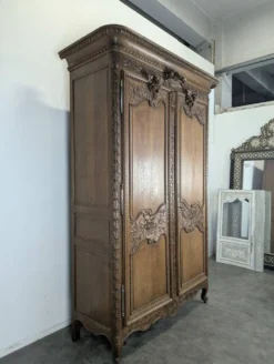 Armoire normande en chêne sculpté au panier fleuri XIXe