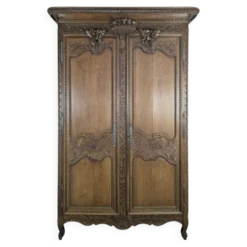 Armoire normande en chêne sculpté au panier fleuri XIXe