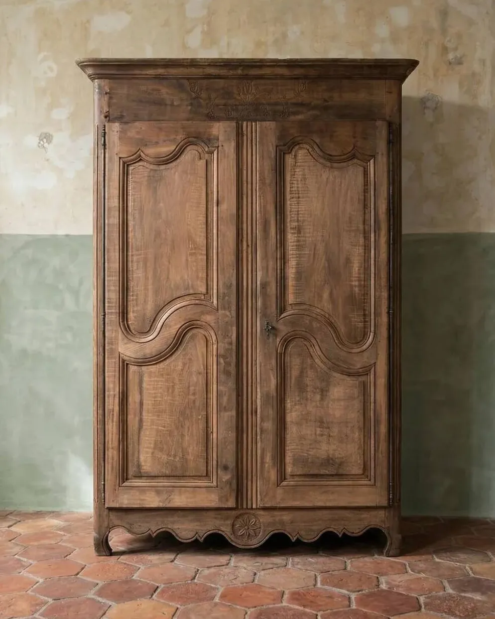 Armoire ou penderie française antique Louis XV rustique