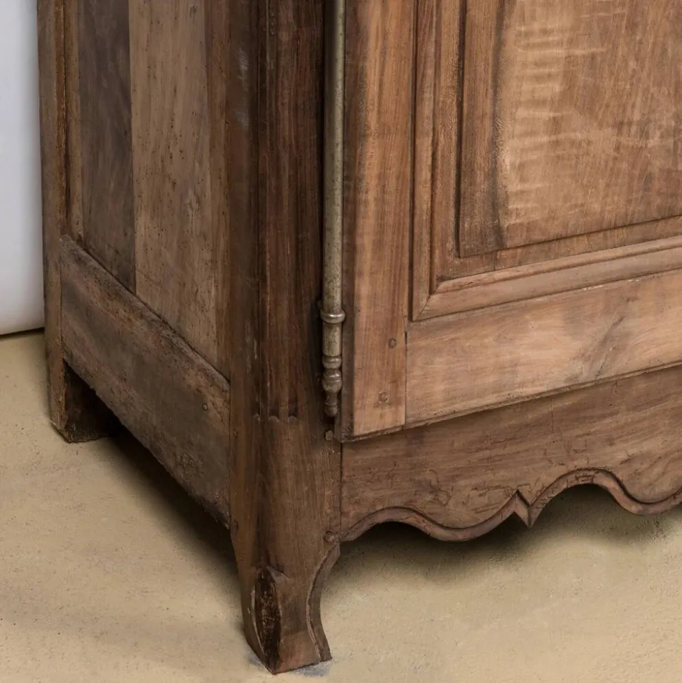 Armoire ou penderie française antique Louis XV rustique
