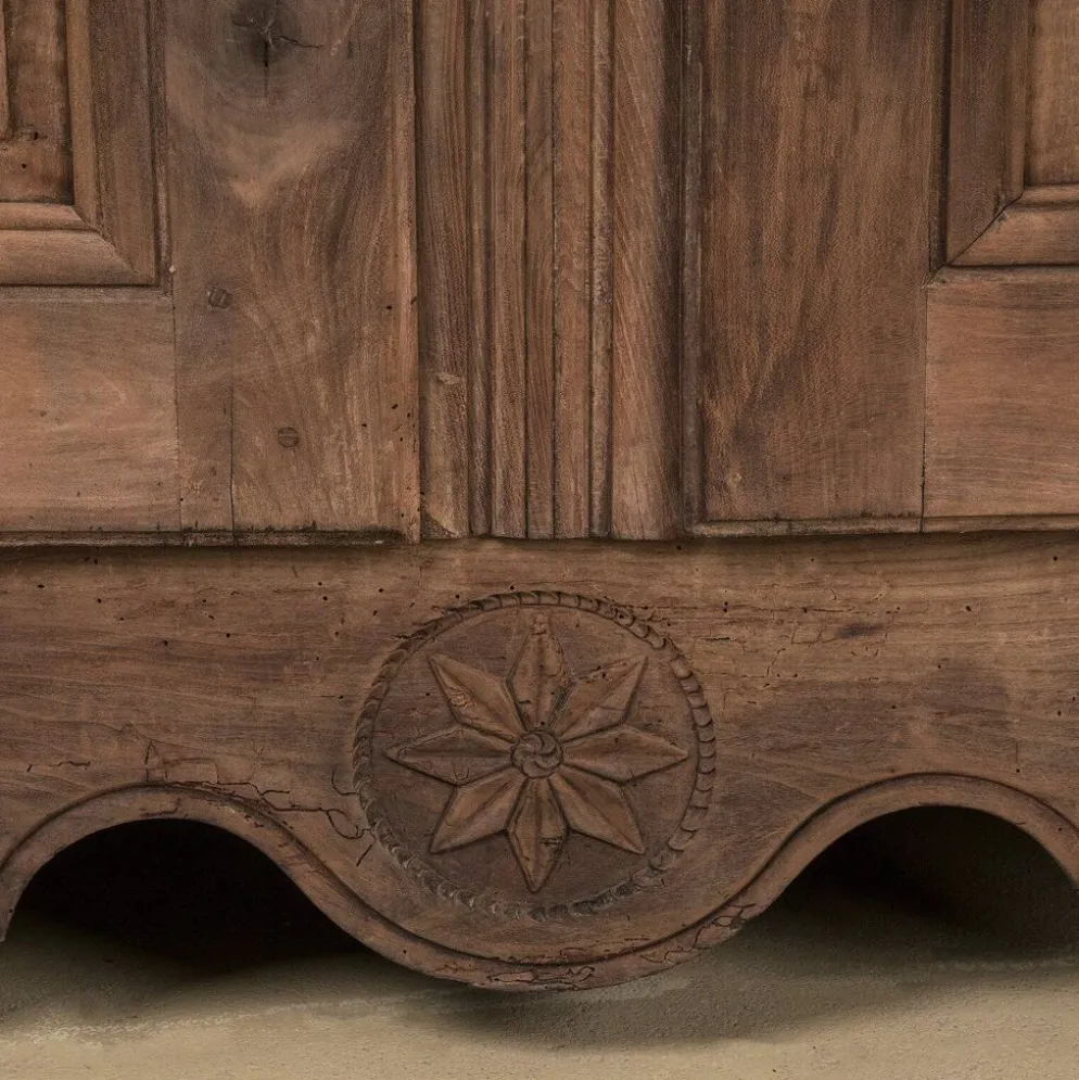 Armoire ou penderie française antique Louis XV rustique