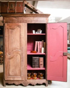 Armoire ou penderie française antique Louis XV rustique