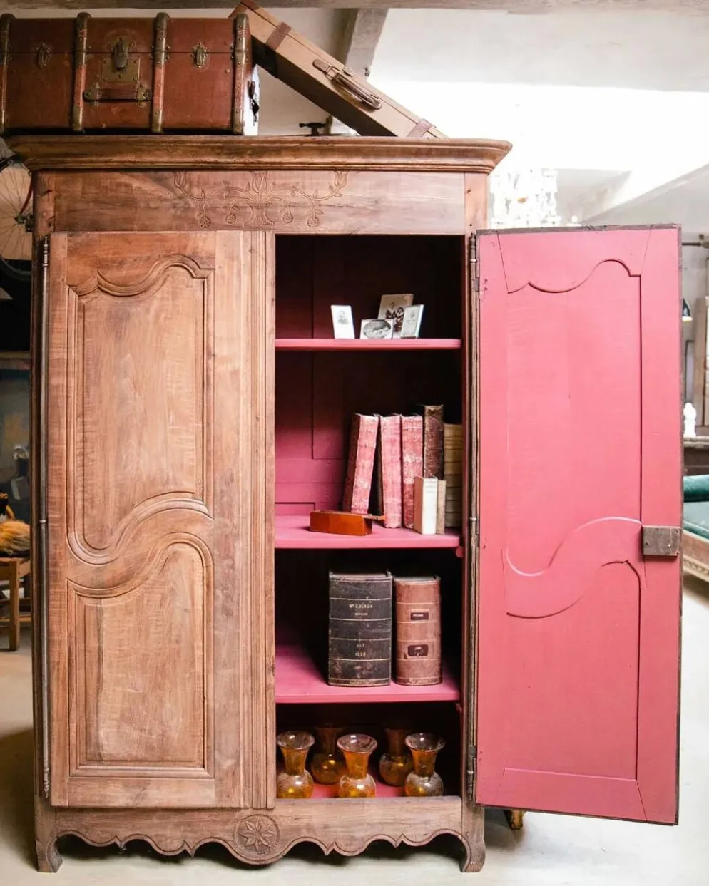 Armoire ou penderie française antique Louis XV rustique