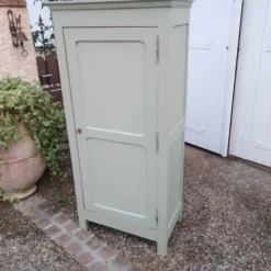 Armoire parisienne
