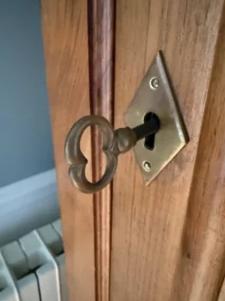 Armoire parisienne ancienne en bois massif et miroir biseauté