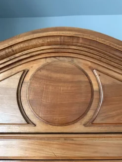 Armoire parisienne ancienne en bois massif et miroir biseauté