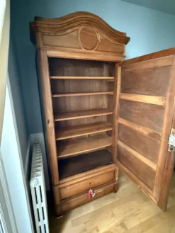 Armoire parisienne ancienne en bois massif et miroir biseauté